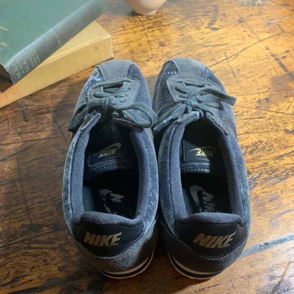 Unique Nike Shoes Women’s Size 9.5 - Picture 4 of 6